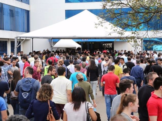 Uniderp no dia da prova do concurso. (Foto: Campo Grande News).