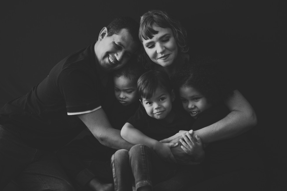 Família mostra pela primeira vez rosto das crianças publicamente em fotos