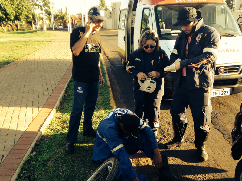 Ciclista foi atropelado ao atravessar a rua, mas se recusou ao atendimento médico.