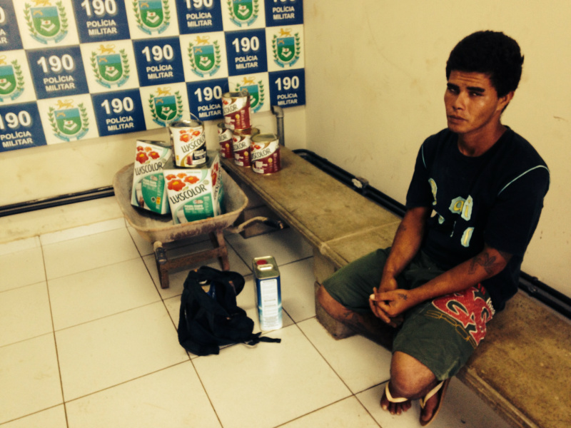 Alex Correa Pedroso de 22 anos, estava andando comum carrinho de mão e as latas de tintas na madrugada