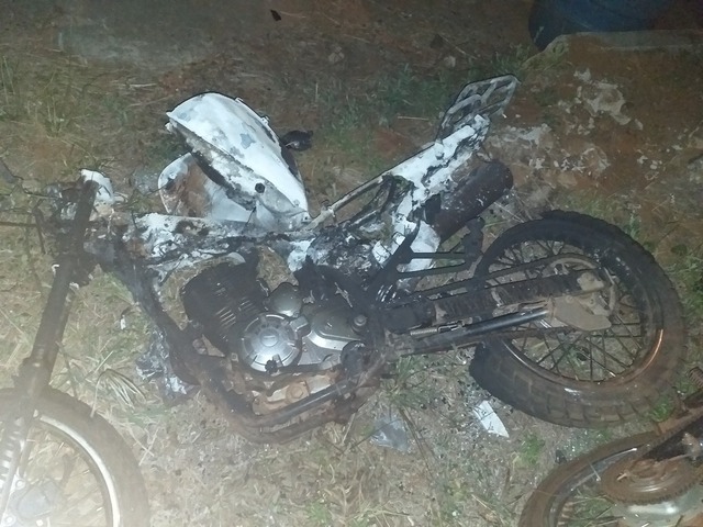 Moto usada pelos suspeitos de homicídio foi encontrada queimada — Foto: Polícia Civil/Divulgação