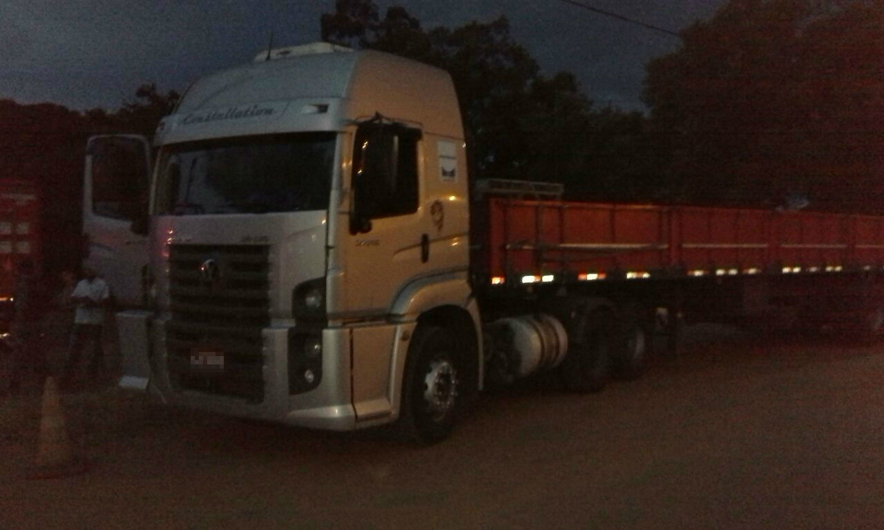 Imagem do caminhão sendo abordado. Foto: Rádio Caçula