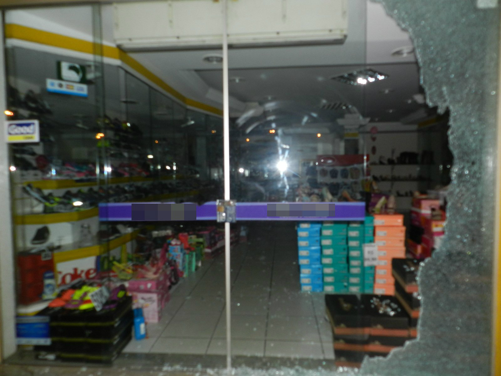 Fachada da loja  ficou totalmente destruída (Foto Rádio Caçula)