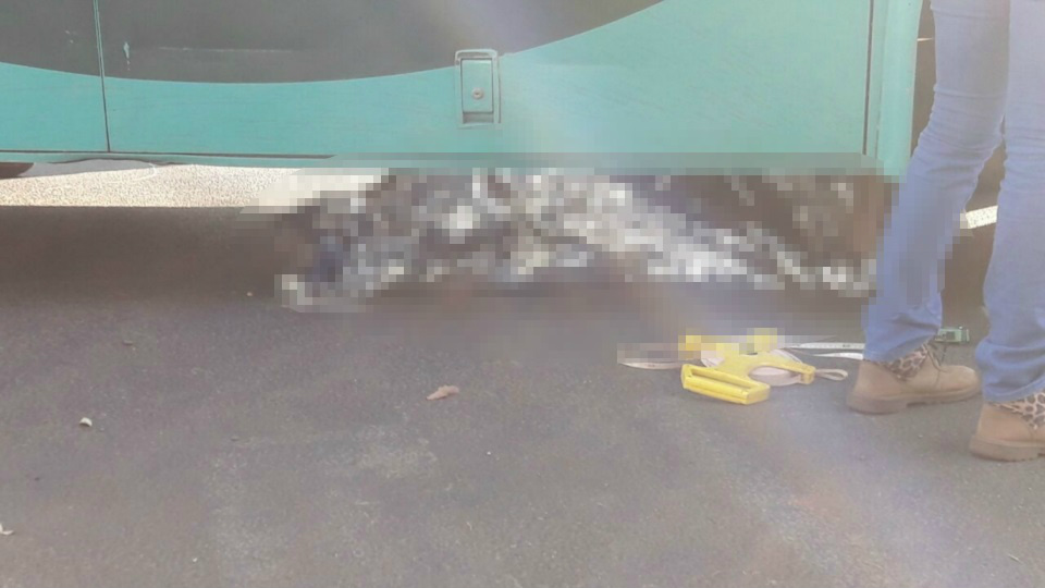 O Corpo do idoso foi parar embaixo do veículo. Foto: Rádio Caçula