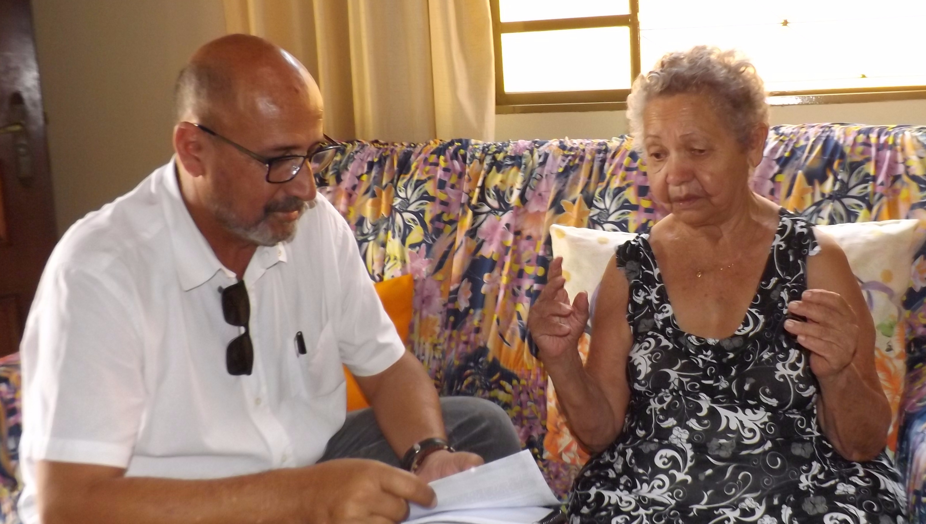 Dona Adélia explica como tudo aconteceu ao repórter Nelson Roberto (Foto: Valcir)