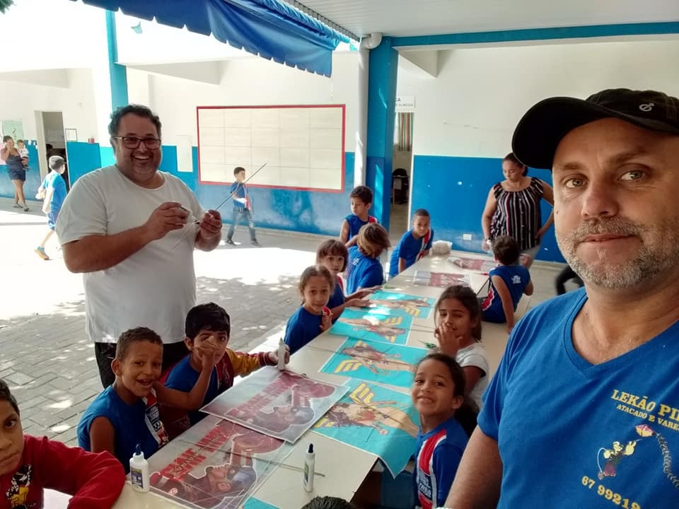 Lekão participou no ano passado do projeto de conscientização do uso de cerol em pipas na escola Ramez Tebet. Foto: Reprodução (redes sociais).
