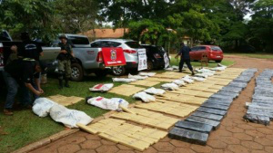 Os veículos que estavam sendo carregados com maconha quando foram apreendidos pela polícia paraguaia(Foto: Divulgalção)