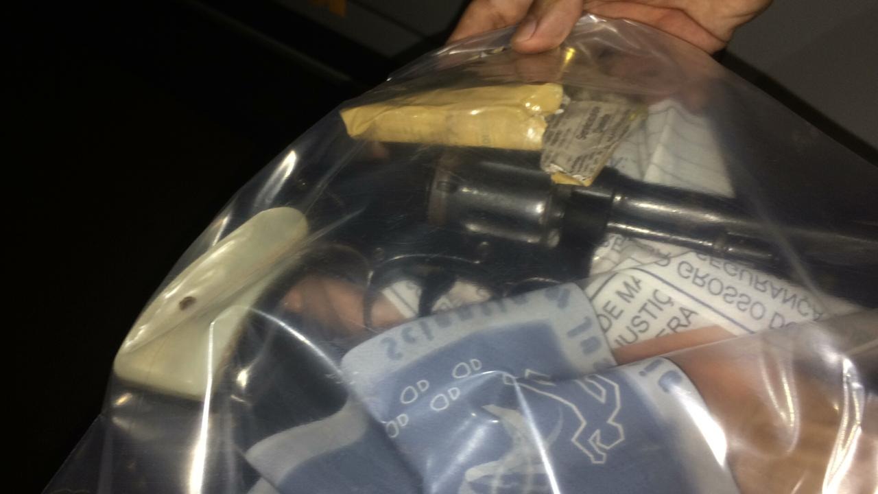 A arma encontrada na cena do possível suicido, provavelmente a mesma usada na tentativa de feminicídio. Foto: Rádio Caçula