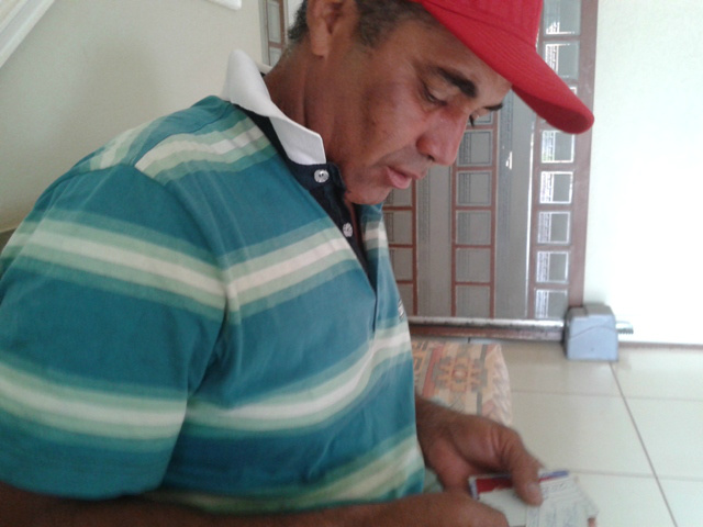 Ronivaldo Soares da Silva, está sem o cartão magnético e sofre com as consequências da greve. Foto: Rádio Caçula.