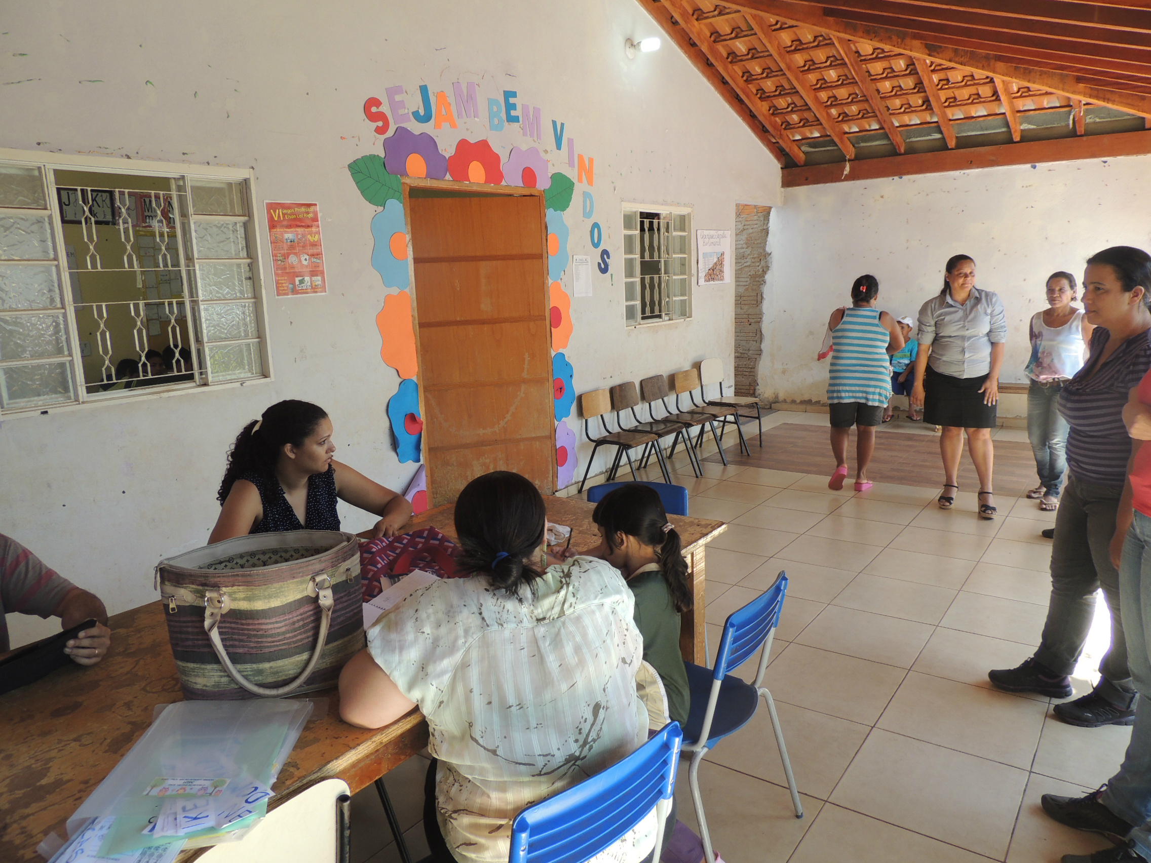 As mães se reuniram e foram até a casa onde os alunos estudam para mostrar a situação. Foto: Rádio Caçula