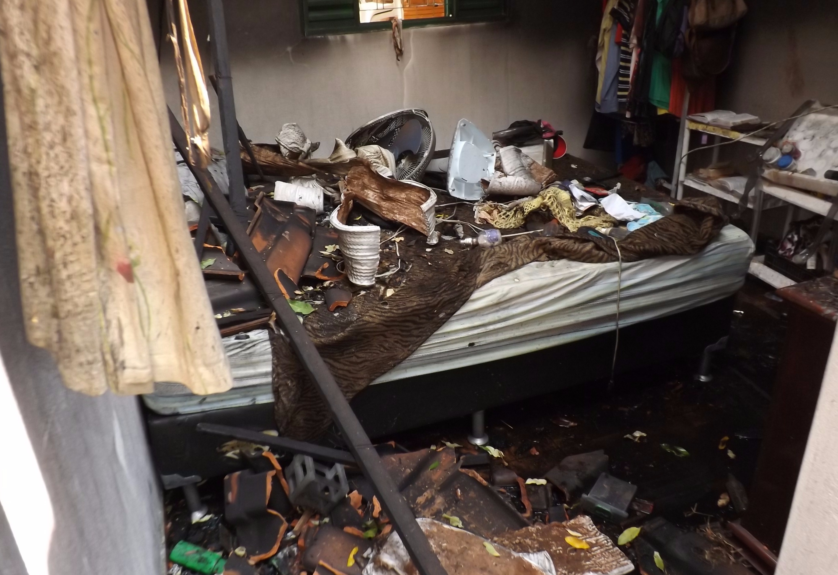 Quarto do casa teve perca total, menos duas bíblias que ficam intocadas (Fotos: Nelson Roberto)