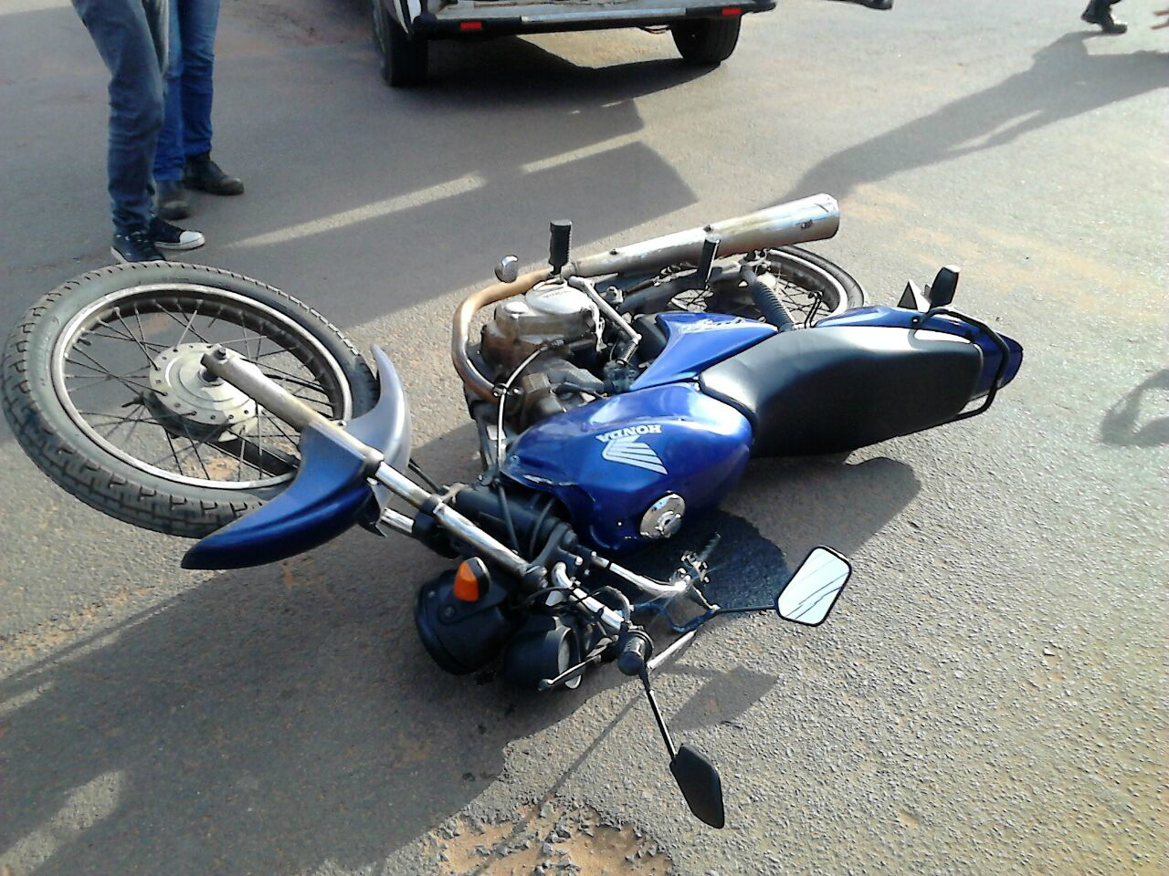 Moto destruída. (Imagens: Rádio Caçula)  