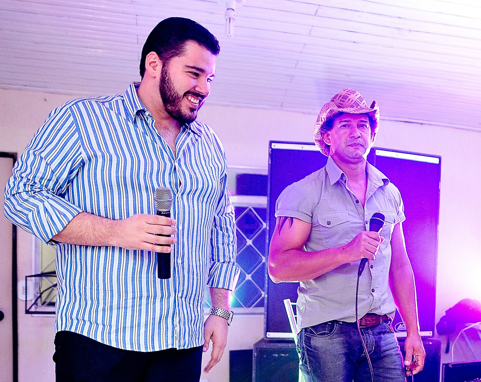 Cicero cantando junto de seu amigo Tonhão