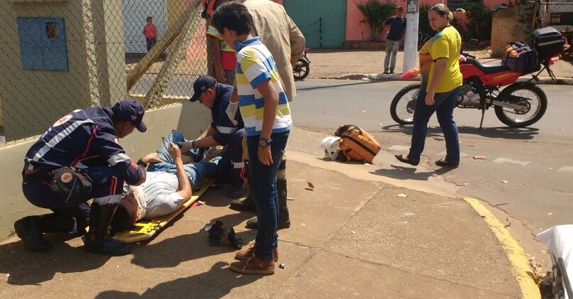 Motociclista recebeu os primeiros socorros do Samu e Bombeiros (Fotos: Nelson Roberto)