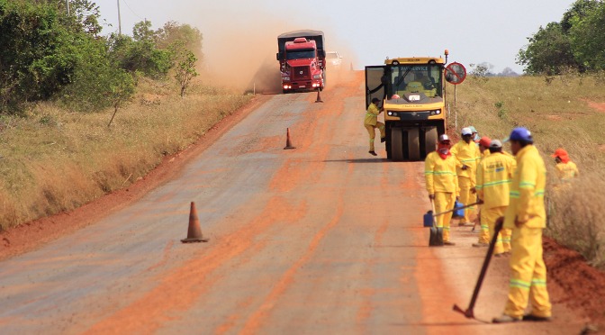 Rodovia MS338 é uma via importante para o escoamento da produção, com intenso movimento de caminhões de eucalipto da celulose. (Foto: Assessoria de Imprensa)