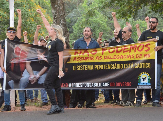 Ao menos 250 agentes participaram de protesto em frente ao prédio da Governadoria. (Foto: Correio do Estado)