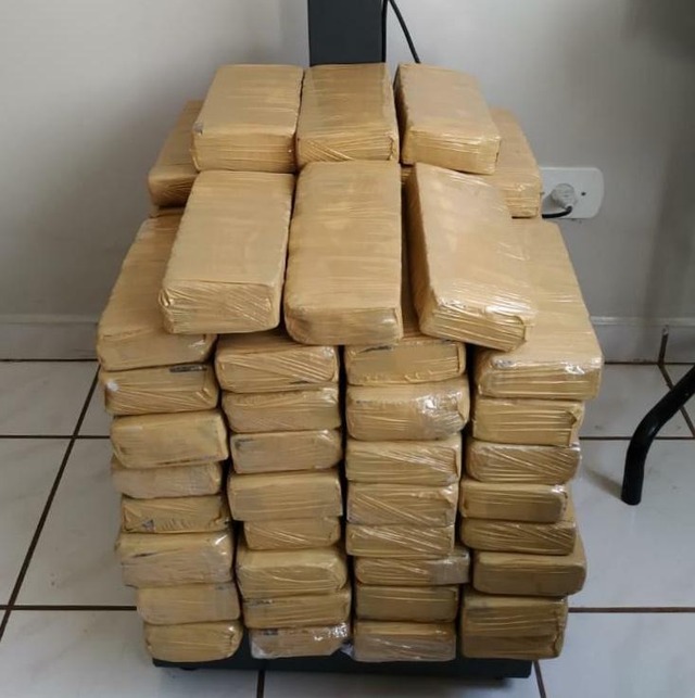 Cerca de 61 kg de drogas foram encontradas em uma mala de viagem que estava em posse de um jovem de 20 anos. Foto: CPA/1 – 12º BPM.