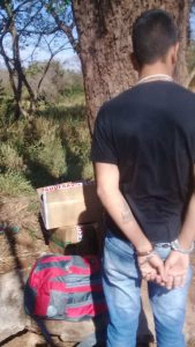 Jovem de 20 anos preso por transporte de entorpecentes. Foto: CPA/1 – 12º BPM