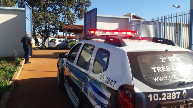 12 policiais se encontram no local neste momento - Foto: Fábio Campos / Rádio Caçula