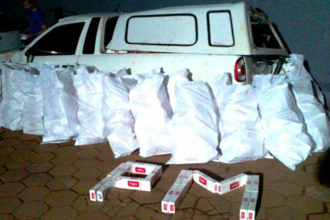 38 caixas de cigarros foram apreendidas no veículo - Foto: Tá Na Mídia Naviraí