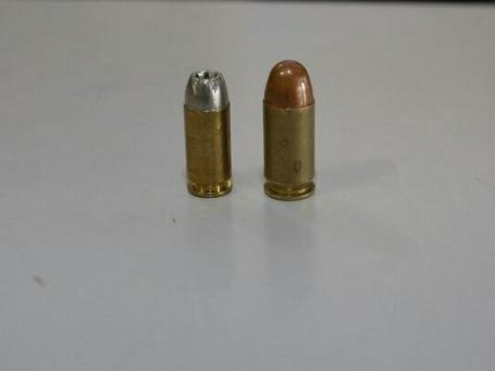 À esquerda projétil usado pela Polícia e à direita munição da pistola .45 (Foto: Campo Grande News)