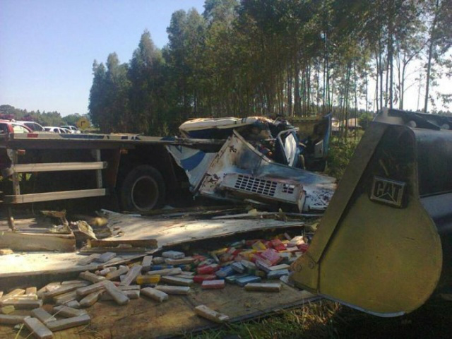 O caminhão estava carregado com drogas. A Polícia irá investigar o caso. (Foto: Direto das Ruas)