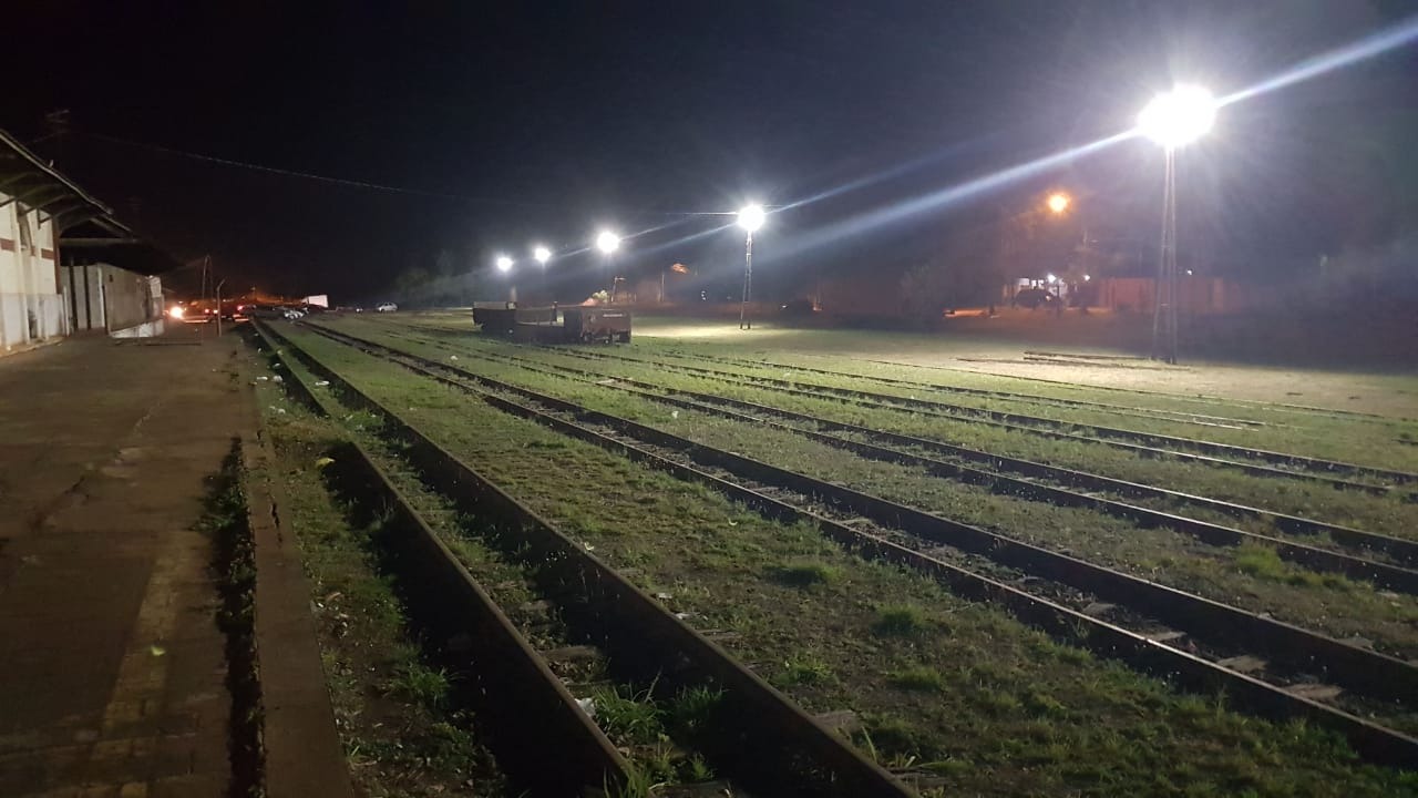 Obras de iluminação no entorno da antiga linha férrea, no Centro de Três Lagoas. Foto: Rádio Caçula