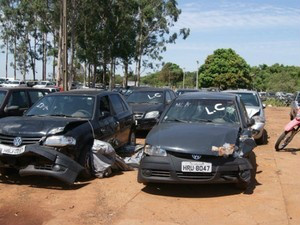 Veículos que serão leiloados no dia 25 de setembro (Foto: Suelen Buzinaro/ Detran-MS)