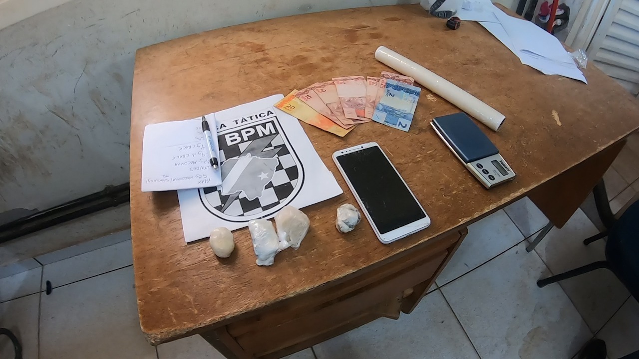 Drogas, dinheiro e petrechos do tráfico no Jd Ipacaraí apreendidos nesta tarde de quarta (24) Foto: Fabio Campos/Rádio Caçula.