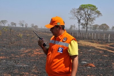 Agente da Defesa Civil de Ribas do Rio Pardo no local do incêndio (Foto: Cedida)