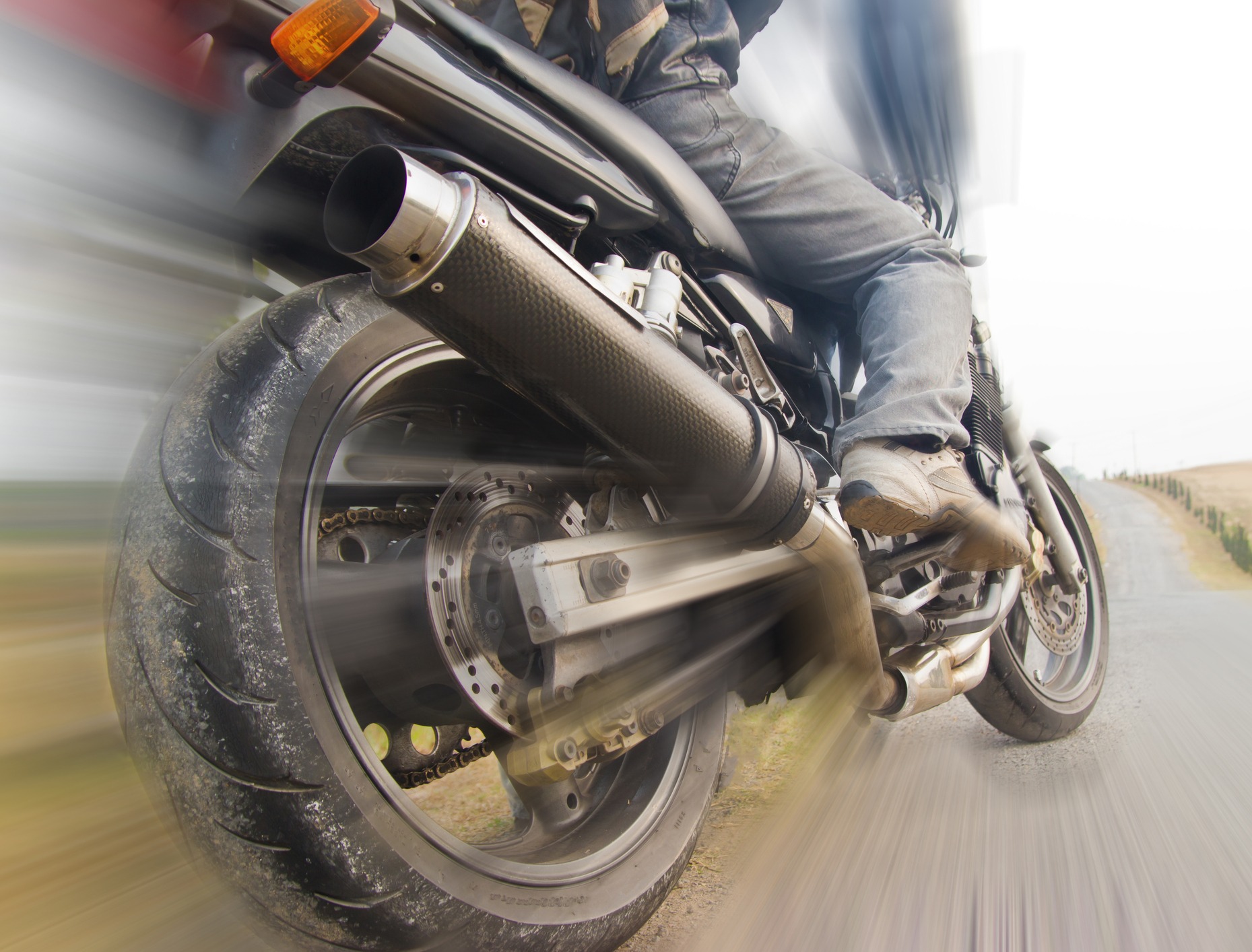 R.B.C. (30) condutor da moto, trafegava pela rua Irmãos Cameschi em uma Honda Biz 125 prata, quando furou a sinalização no cruzamento com a Rafael de Haro. Foto: Infrações de trânsito – VSR Motos