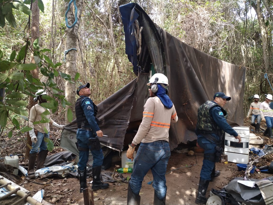 A PMA e o 2ºBPM mobilizaram 12 policiais e desmancharam três acampamentos na área de preservação da Eldorado. Foto: Foto: PMA e 2ºBPM