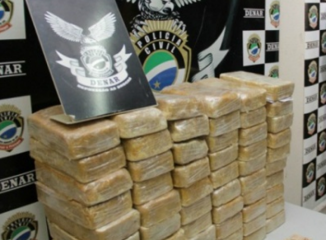 A dupla era responsável pelo comércio de drogas na cidade (Divulgação/PM)