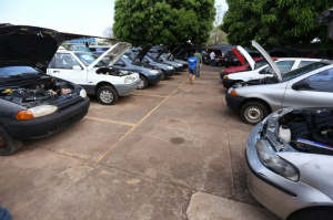 Leilão oferece 10 veículos da marca Pálio por R$ 2,4 mil (Foto: Marcelo Victor)