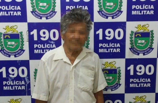 A Polícia Militar (PM) foi acionada por populares e encaminharam o idoso para delegacia