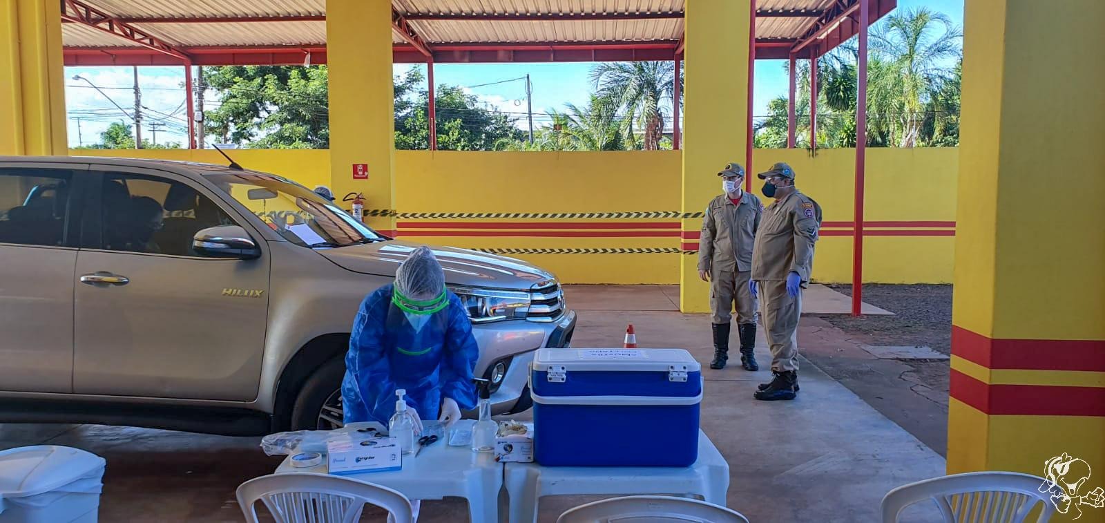 Coleta de amostra no Drive-Thru de Três Lagoas. Foto: Rádio Caçula