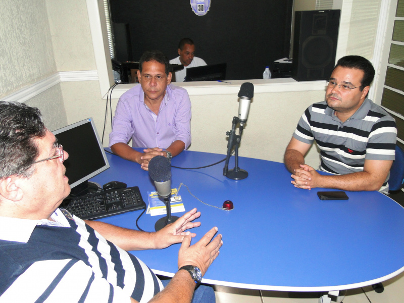 Romeu de Campos bate um papo com o vereador Jorge Martinh (PSD) e com o Deputado Federal Fábio Trad (PMDB).Foto: Rádio Caçula