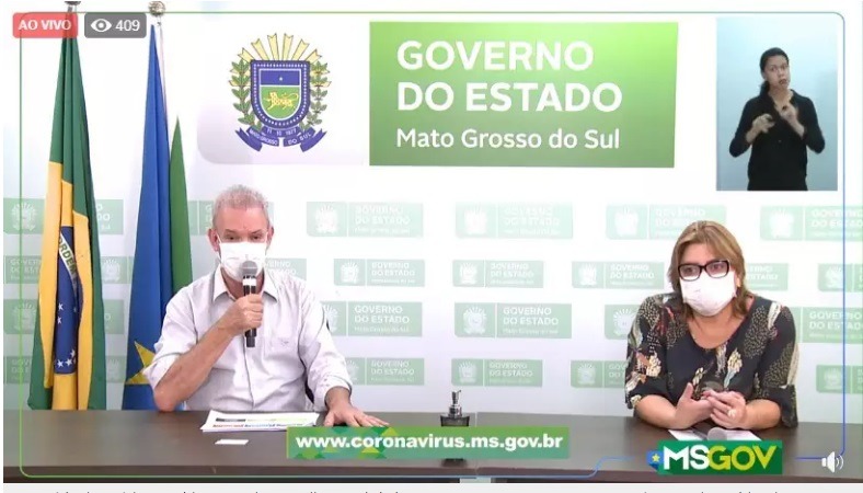 Secretário de Saúde, Geraldo Resende, e a adjunta, Crhistinne Maymone apresentam novos números da Covid-19 no Estado de MS. (Foto: Reprodução)