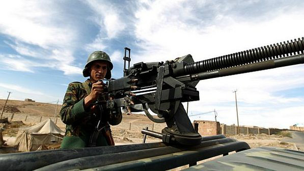 Soldado faz patrulha no Iêmen (Foto: AFP)