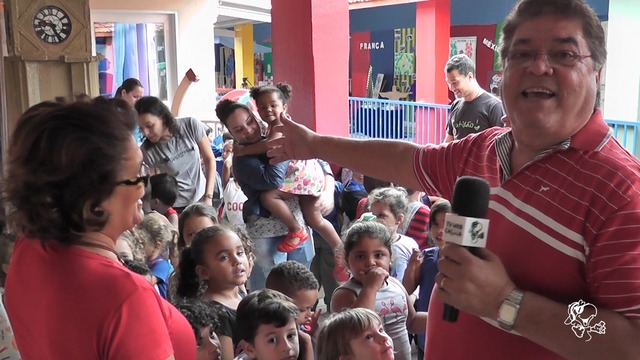 O apresentador Romeu de Campos Jr esteve na unidade escolar e conferiu de perto a ação, que busca criar vivências lúdicas com as crianças - Foto: Rádio Caçula / Reprodução