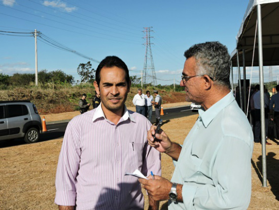 Repórter Marcio Ribeiro entrevista o prefeito eleito de Selvíria-MS, Fernando Dentista. Foto e vídeo: Rádio Caçula