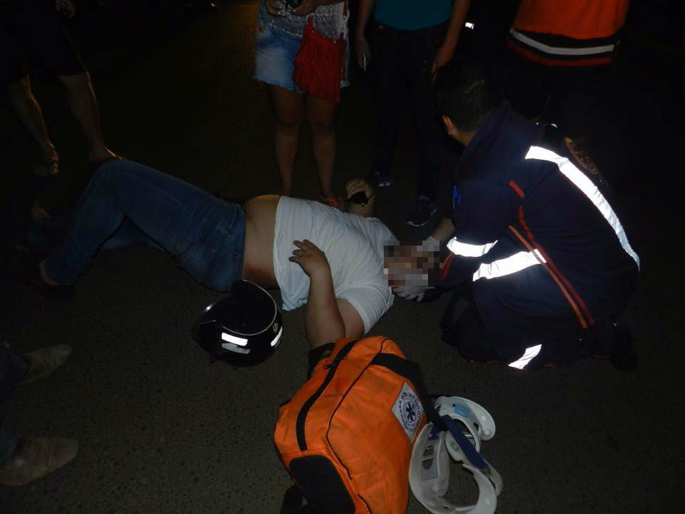 Vitima sendo socorrida pela equipe do SAMU. Foto: Rádio Caçula