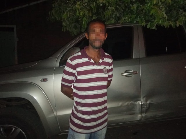 Autor do delito, E. F. P. (32), detido por embriaguez, dirigir sem CNH e por porte de drogas. Foto: Rádio Caçula.