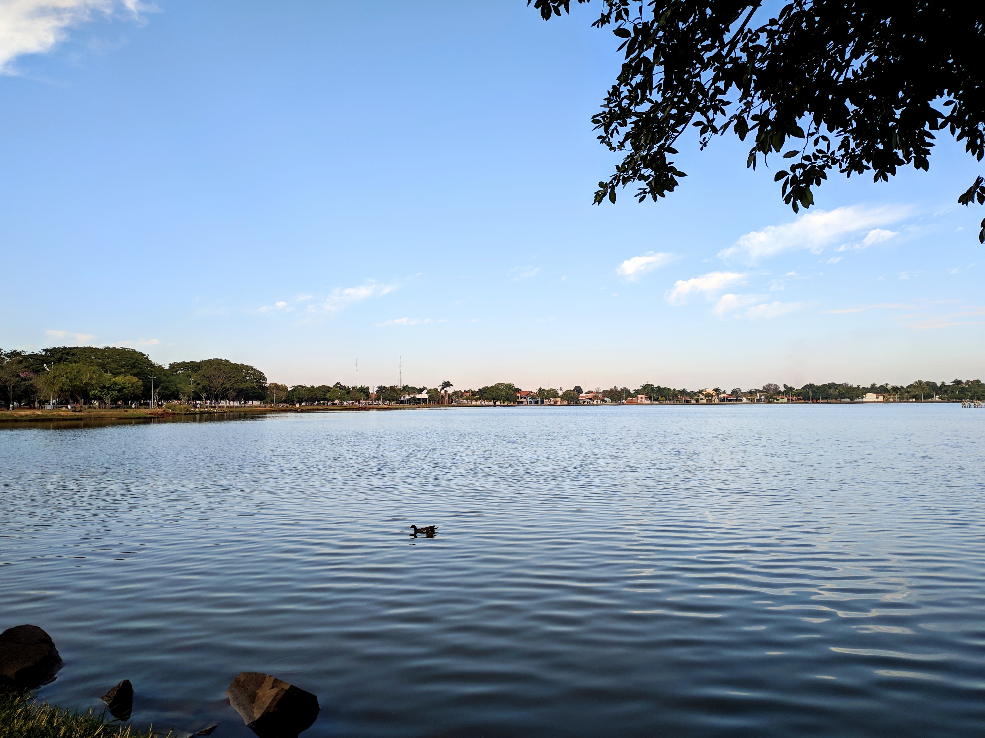 O céu coberto de algumas nuvens na manhã deste sábado de temperatura amena. Foto: Rodrigo de Freitas/Rádio Caçula
