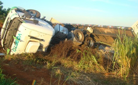 Após quebrar barra de direção, carreta sai da pista e tomba na MS-156