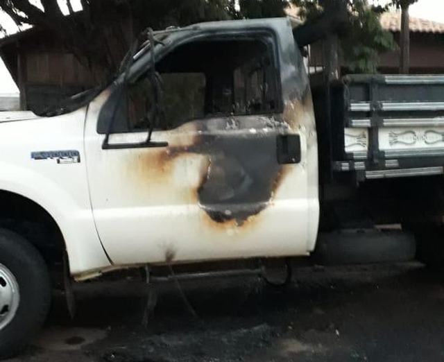Caminhonete encontrada queimada em Caarapó MS — Foto: PC/Divulgação