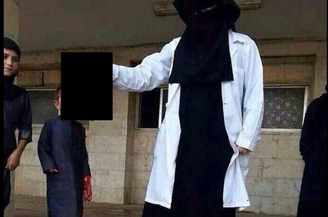 Duas crianças observavam a cabeça na mão da médica