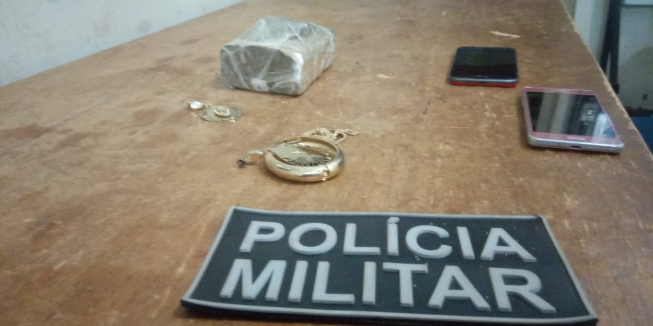 Além da moto, estão entres as apreensões um tablete de maconha, uma corrente e dois brincos e dois celulares. Foto: 2º BPM