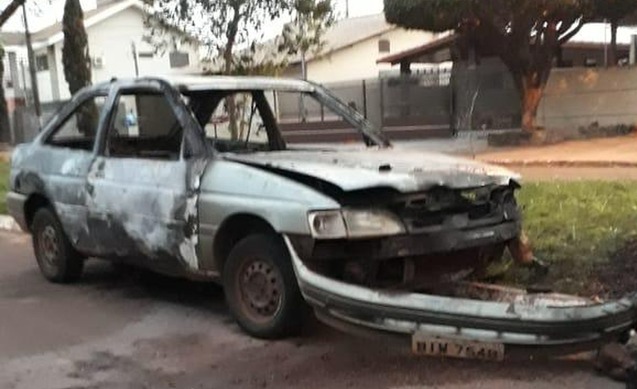 Carro encontrado queimado em Caarapó MS — Foto: PC/Divulgação