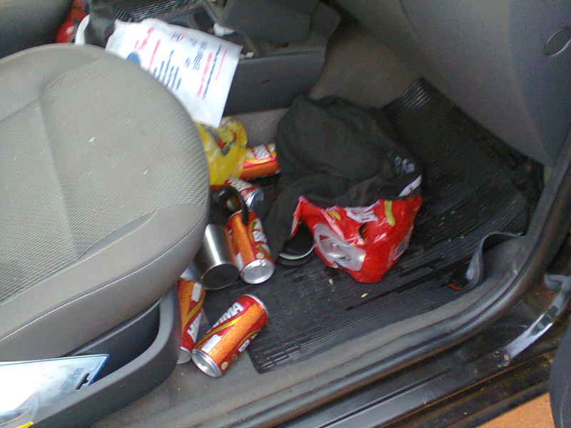 O carro do rapaz estava com muitas latas de cerveja.